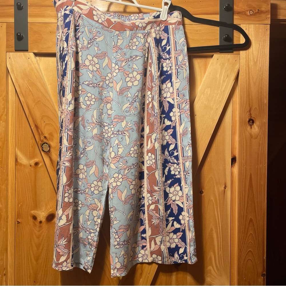 Gypsies & Moonbeans floral rayon capris size large. Beachy, boho